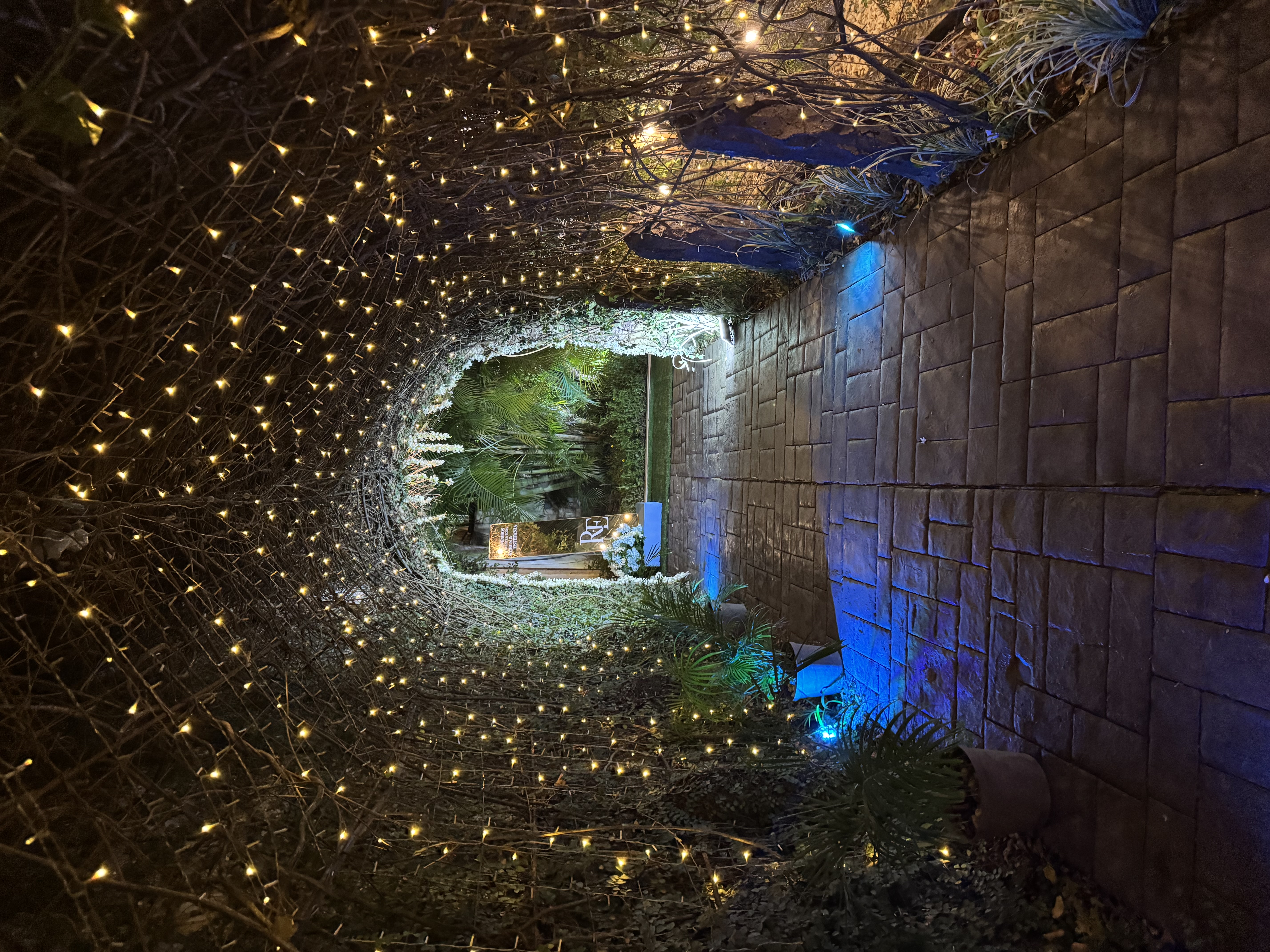 Espacio La Choza con decoración nocturna