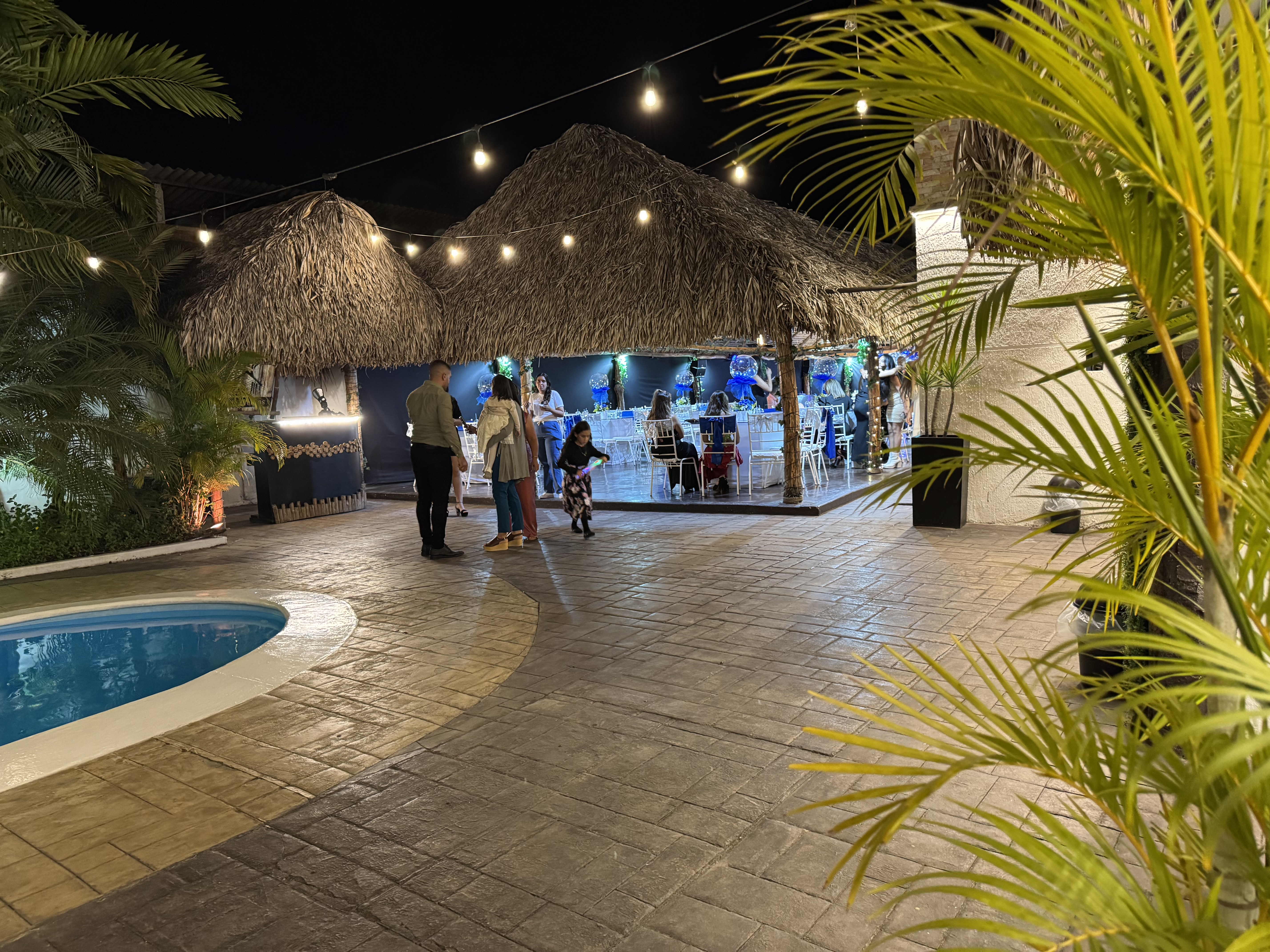 Detalle del espacio La Choza con iluminación especial