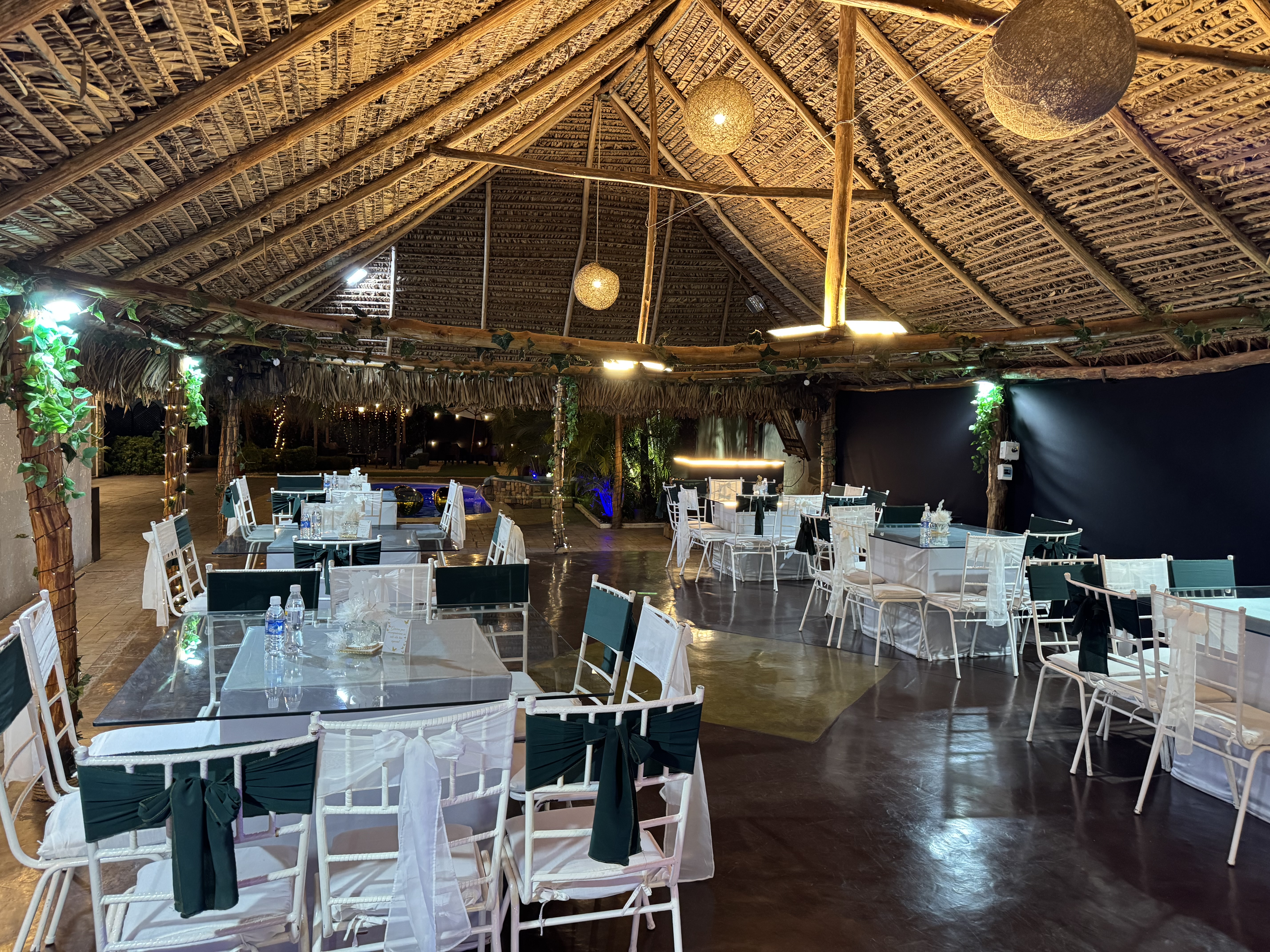 Jardín de La Choza de noche — área exterior iluminada