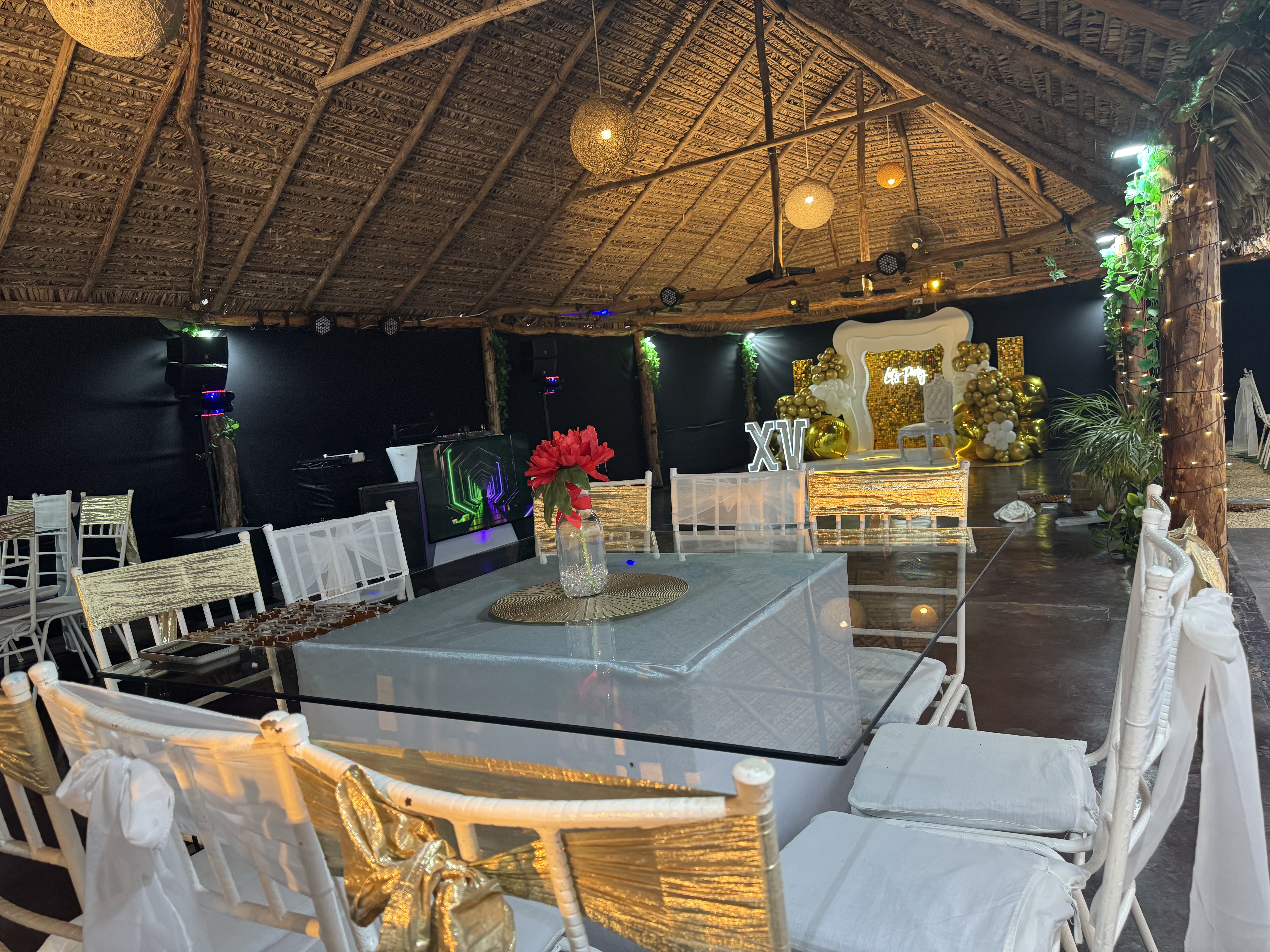 Espacio interior de La Choza preparado para evento