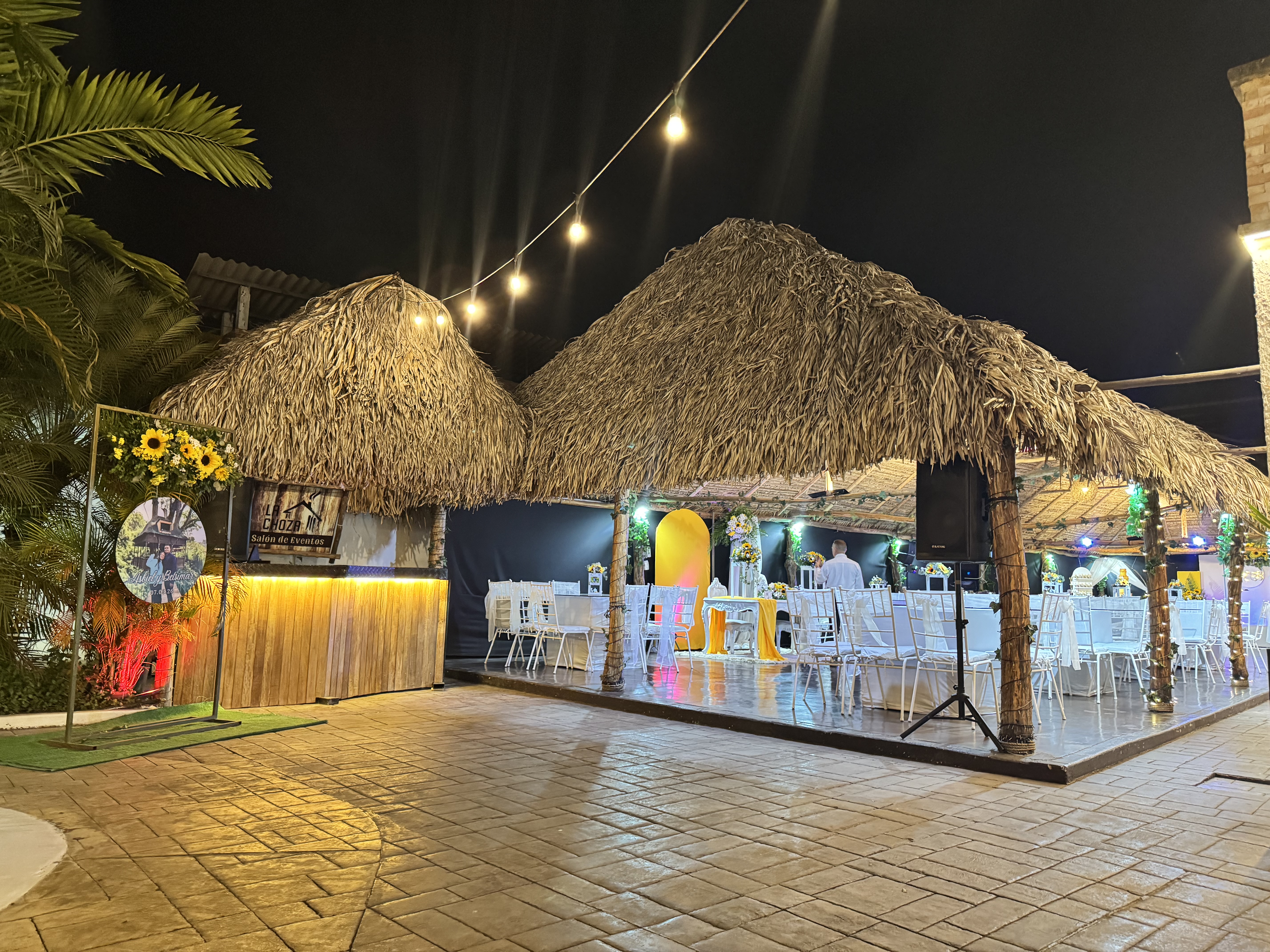 Fachada de La Choza iluminada para celebración de boda