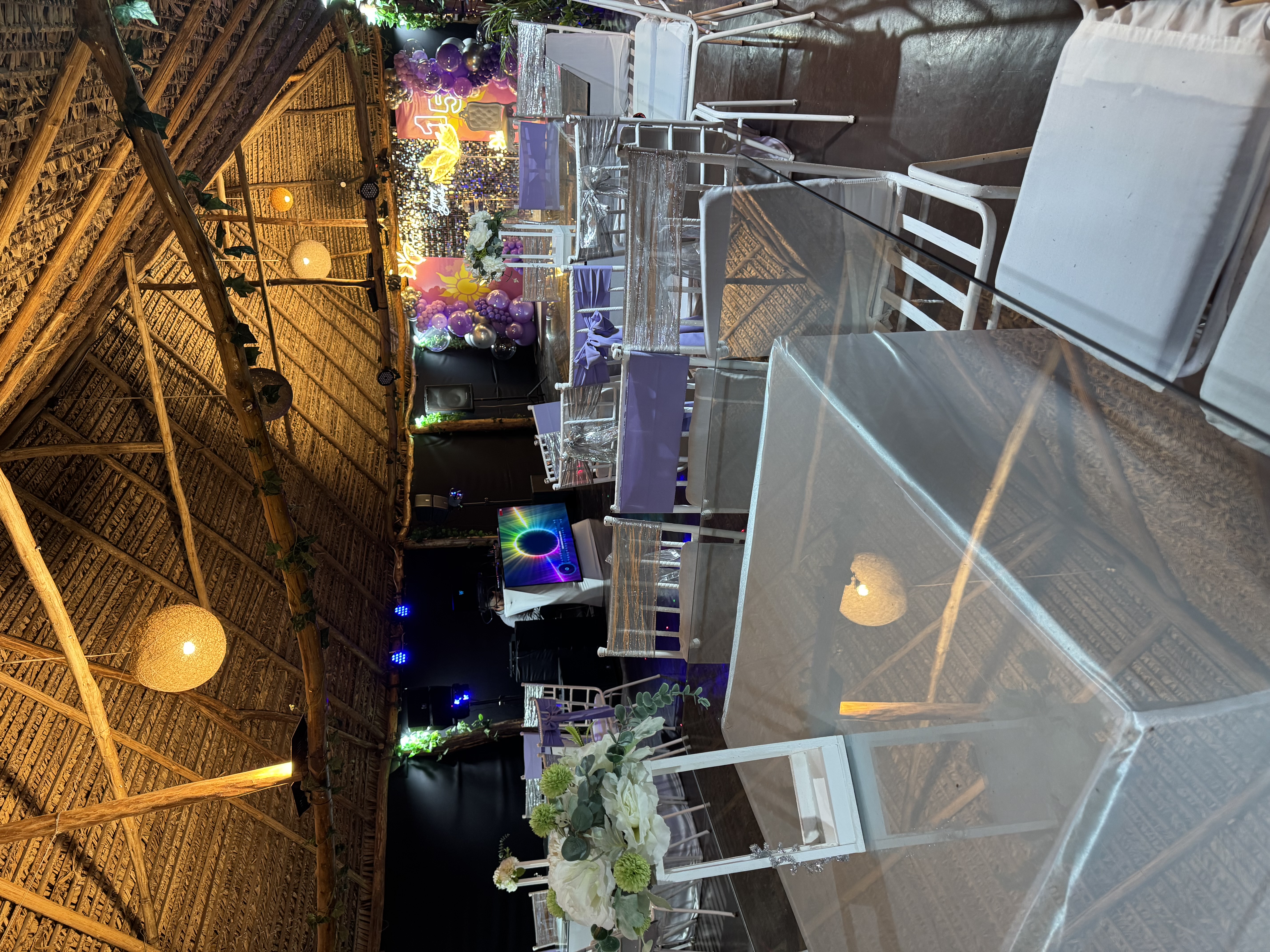 Vista del salón con decoración para recepción de boda