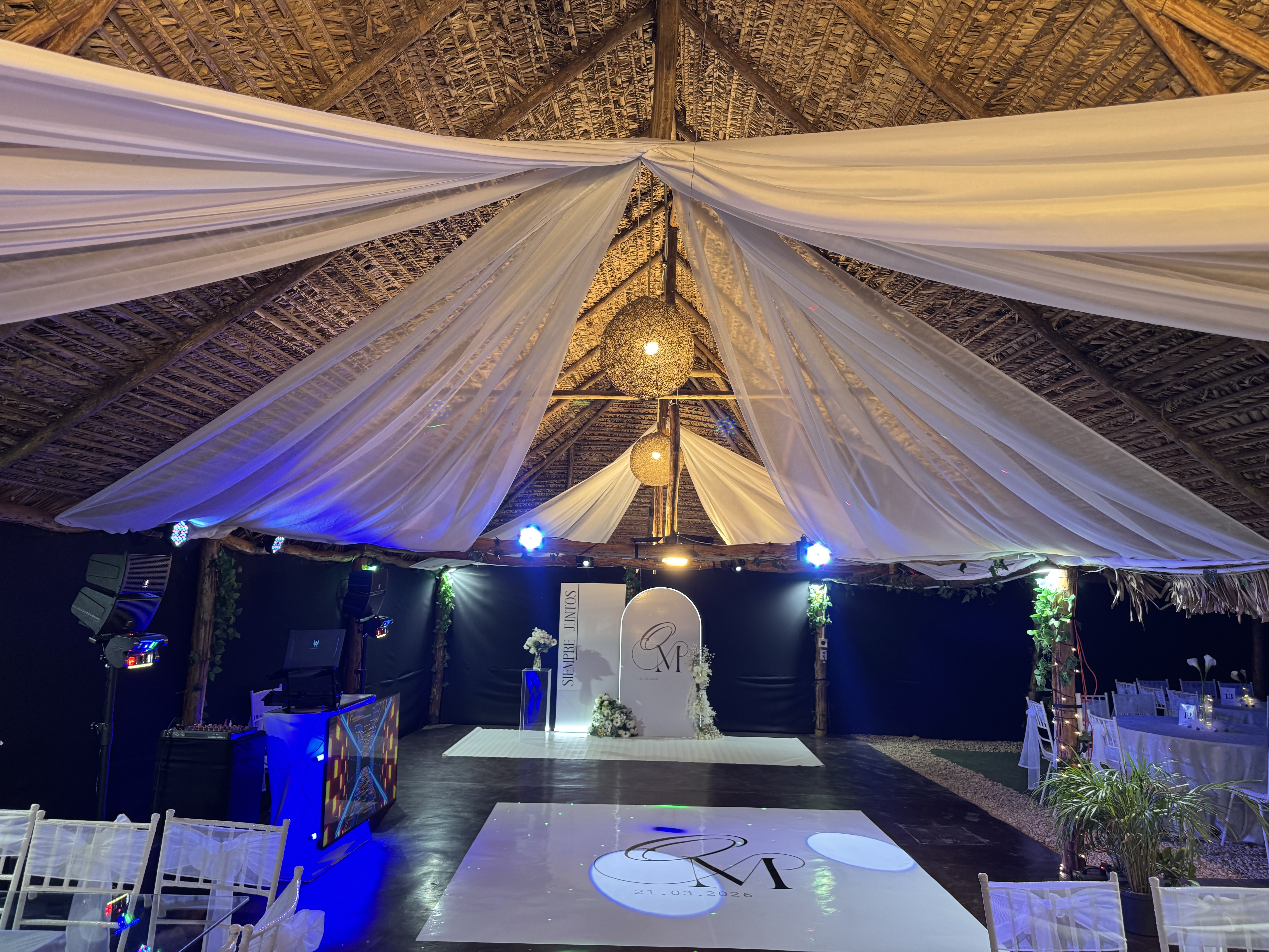 Interior del salón con cortinados y ambientación nupcial