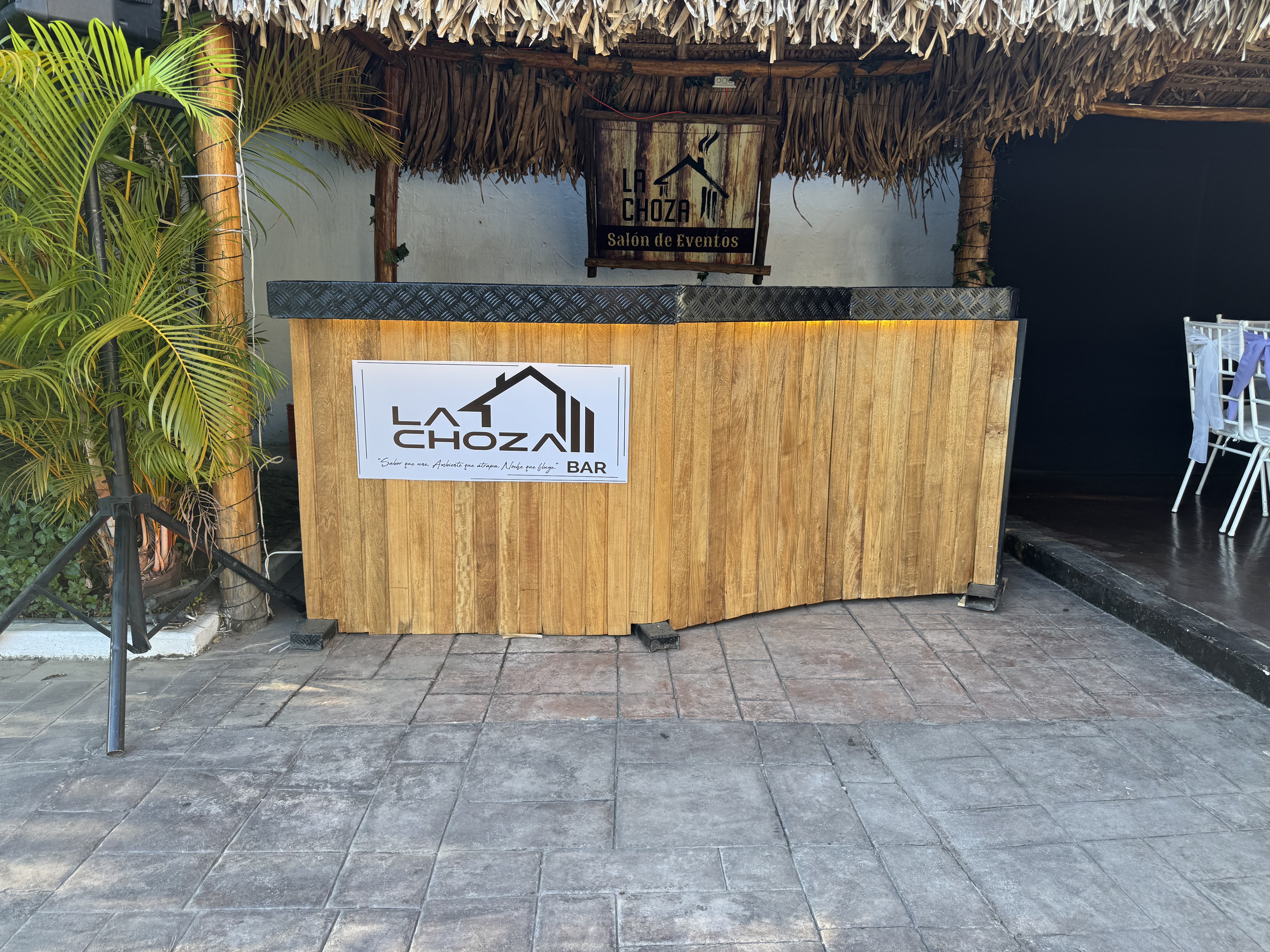 Salón La Choza preparado para boda con sillas Tiffany