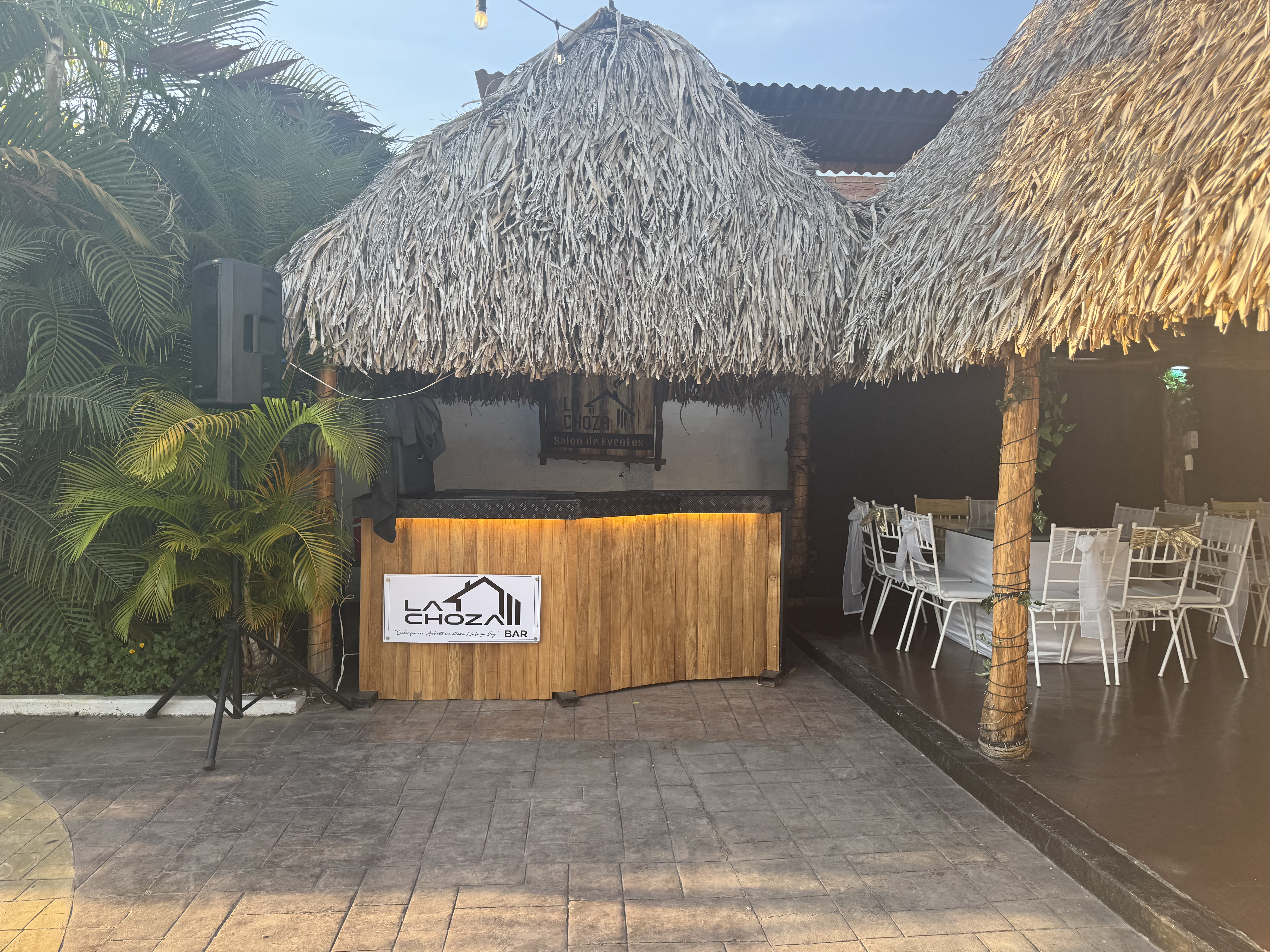 Área exterior de La Choza con barra y espacio de servicio